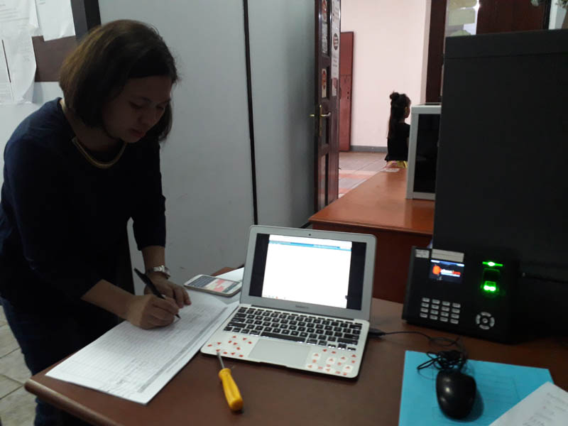 Pemasangan Kartu Seluler untuk mesin Absen dilingkungan Pemerintah Kota Manado 86pasangKartu.jpg